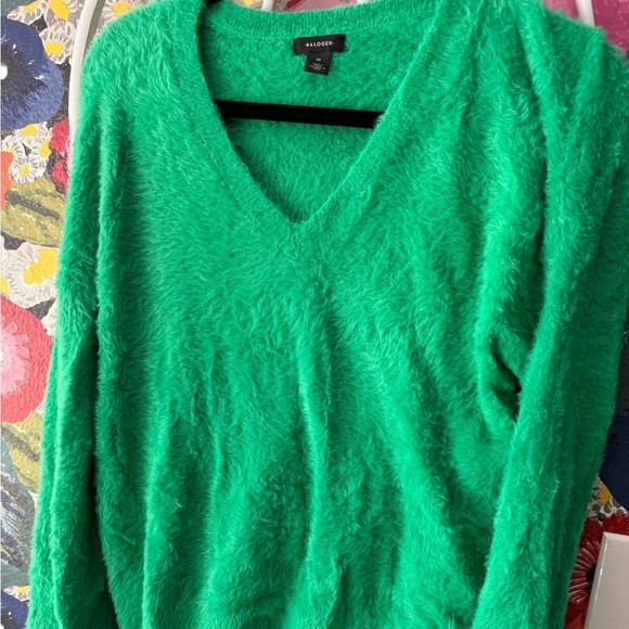 HALOGEN fun fuzzy flattering green vneck sweater💚super soft! Zoom in for more💚 - Picture 7 of 10